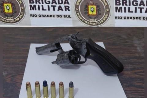 BRIGADA MILITAR PRENDE HOMEM POR PORTE ILEGAL DE ARMA DE FOGO, EM SÃO JOSÉ DO NORTE