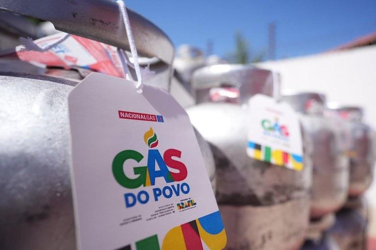 GÁS DO POVO SE TORNA POLÍTICA PERMANENTE E GARANTE BOTIJÃO GRATUITO