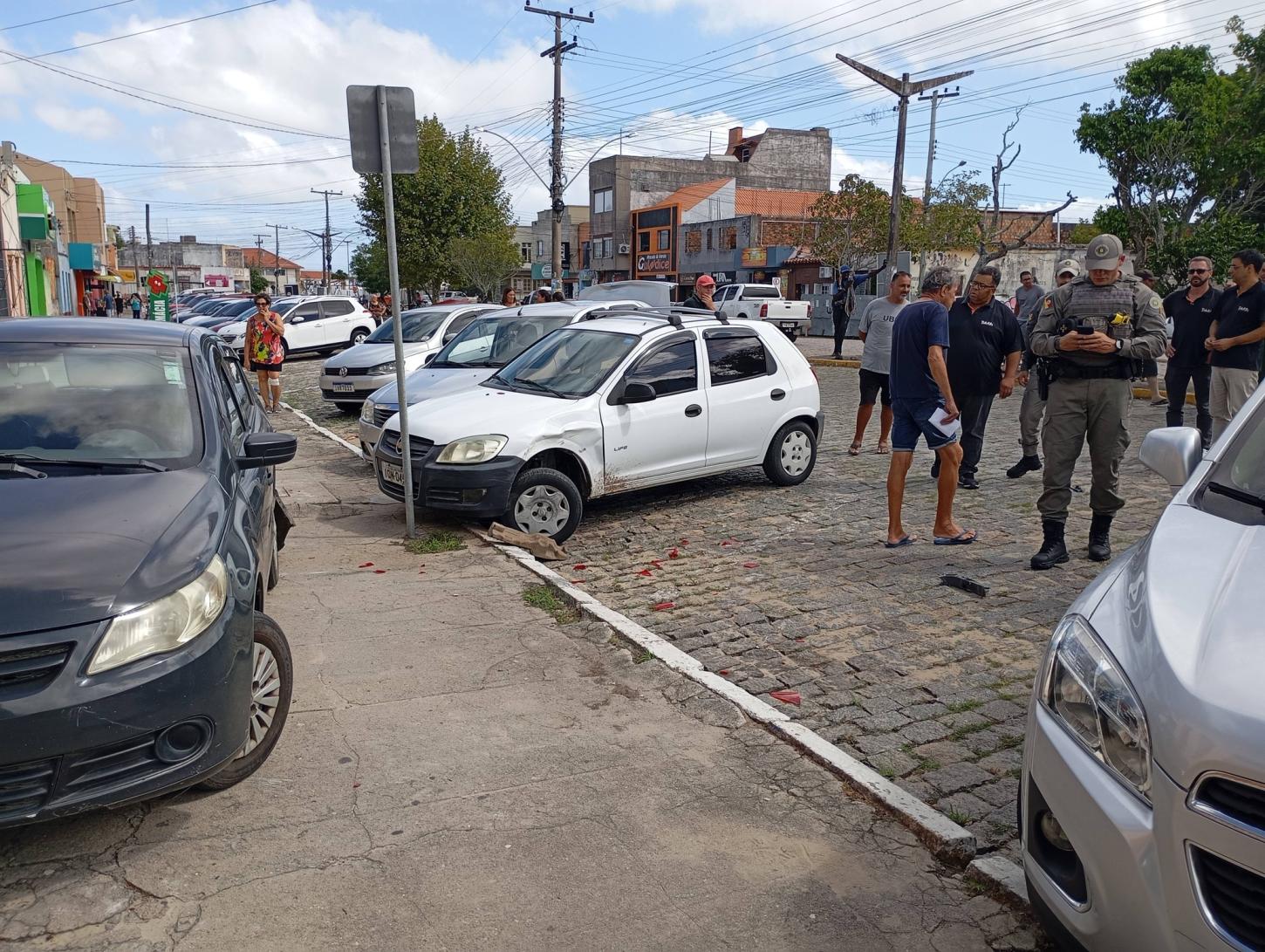 CARRO DESGOVERNADO CAUSA ACIDENTE PRÓXIMO AO BANRISUL