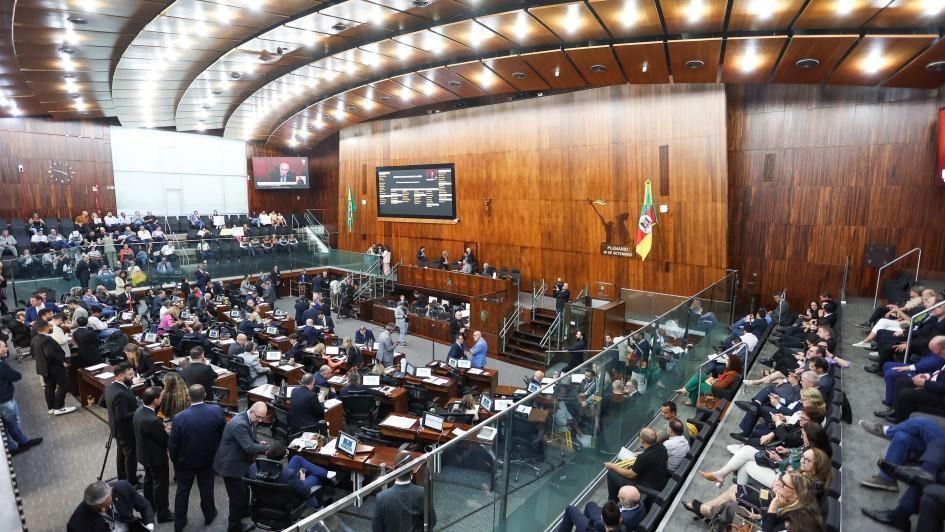 DEPUTADOS APROVAM FIM DA TAXA DE LICENCIAMENTO NO RS