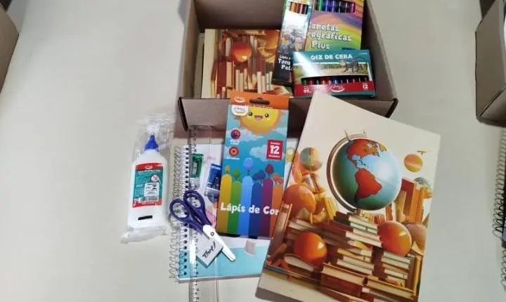 Alunos da rede municipal receberam kits escolares no início do ano letivo