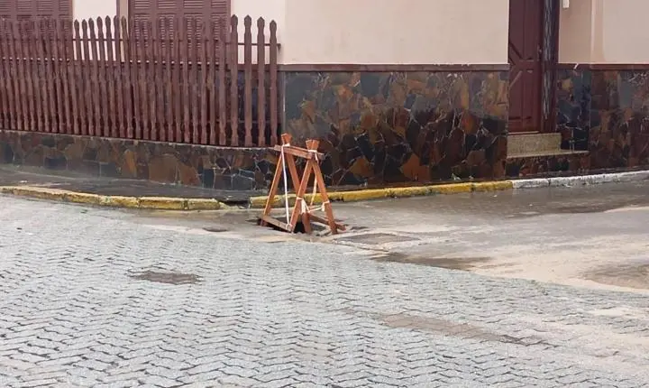 ATENÇÃO NO TRÂNSITO: CHUVA FORTE PROVOCA ABERTURA DE BURACOS EM VIA