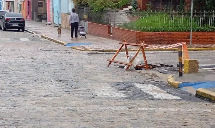 ATENÇÃO NO TRÂNSITO: CHUVA FORTE PROVOCA ABERTURA DE BURACOS EM VIA