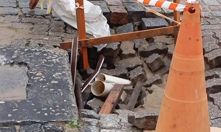 ATENÇÃO NO TRÂNSITO: CHUVA FORTE PROVOCA ABERTURA DE BURACOS EM VIA