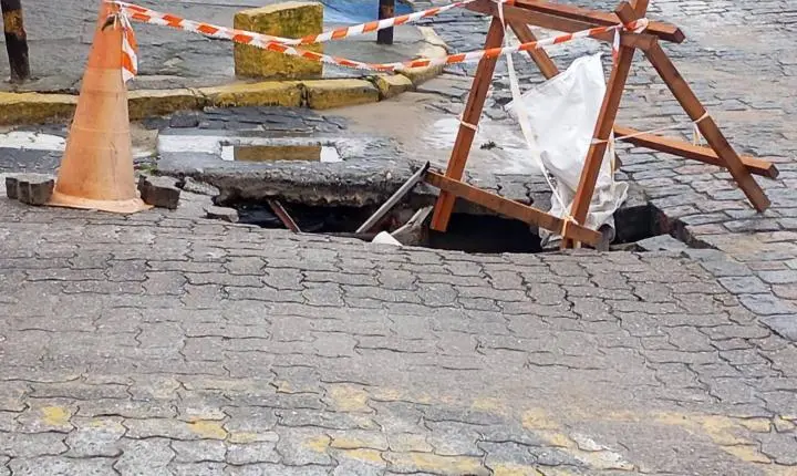 ATENÇÃO NO TRÂNSITO: CHUVA FORTE PROVOCA ABERTURA DE BURACOS EM VIA