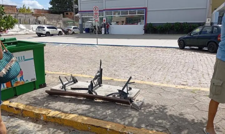 CARRO DESGOVERNADO CAUSA ACIDENTE PRÓXIMO AO BANRISUL