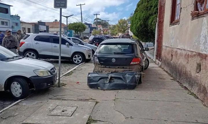 CARRO DESGOVERNADO CAUSA ACIDENTE PRÓXIMO AO BANRISUL